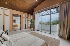 In-room safe, desk, soundproofing, iron/ironing board - Villa Rosa (Kerobokan)