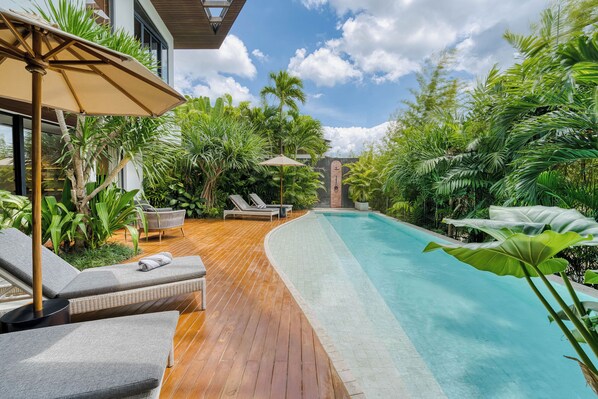 Una piscina al aire libre