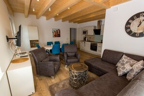 TV - Apartment 'Stratmann' with Shared Terrace and Wi-Fi (Lennestadt)