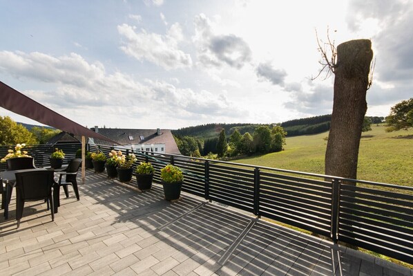 Outdoor dining - Apartment 'Stratmann' with Shared Terrace and Wi-Fi (Lennestadt)