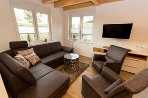 TV - Apartment 'Stratmann' with Shared Terrace and Wi-Fi (Lennestadt)