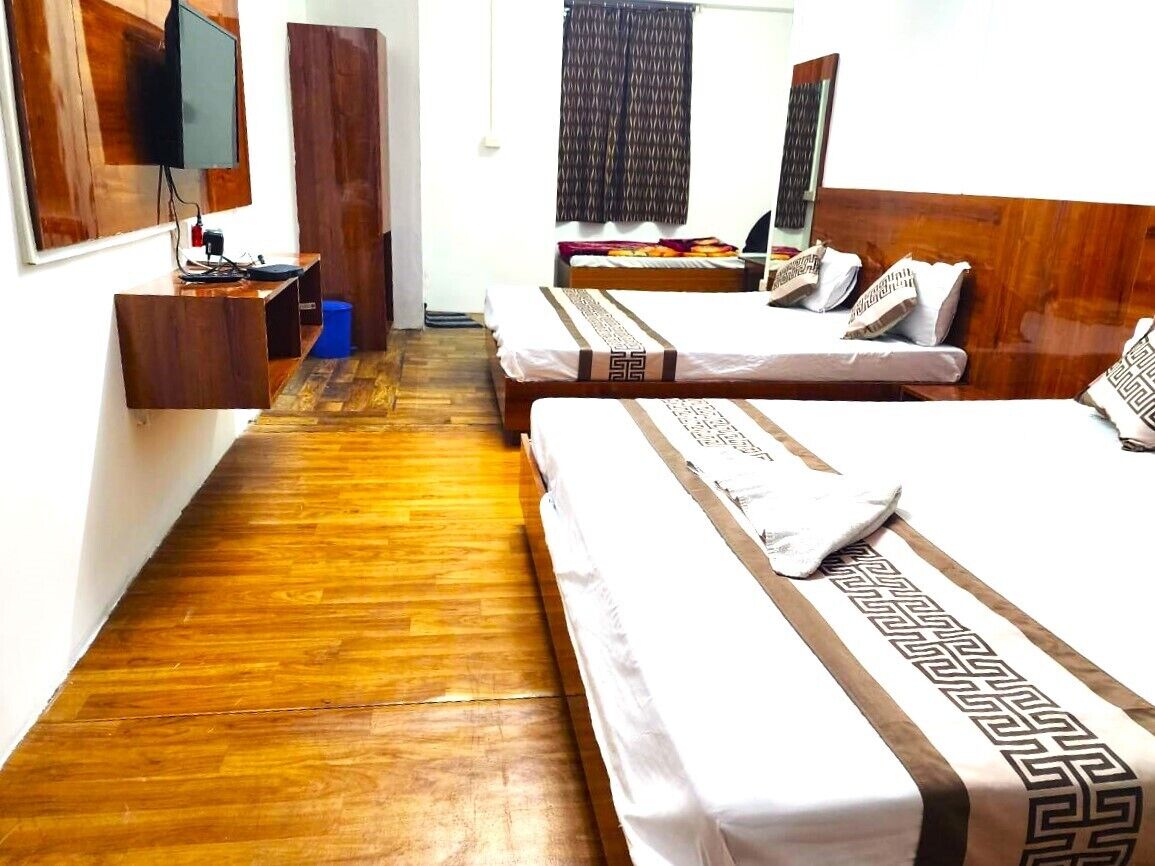 Premium Deluxe Room | Desk, laptop workspace, bed sheets