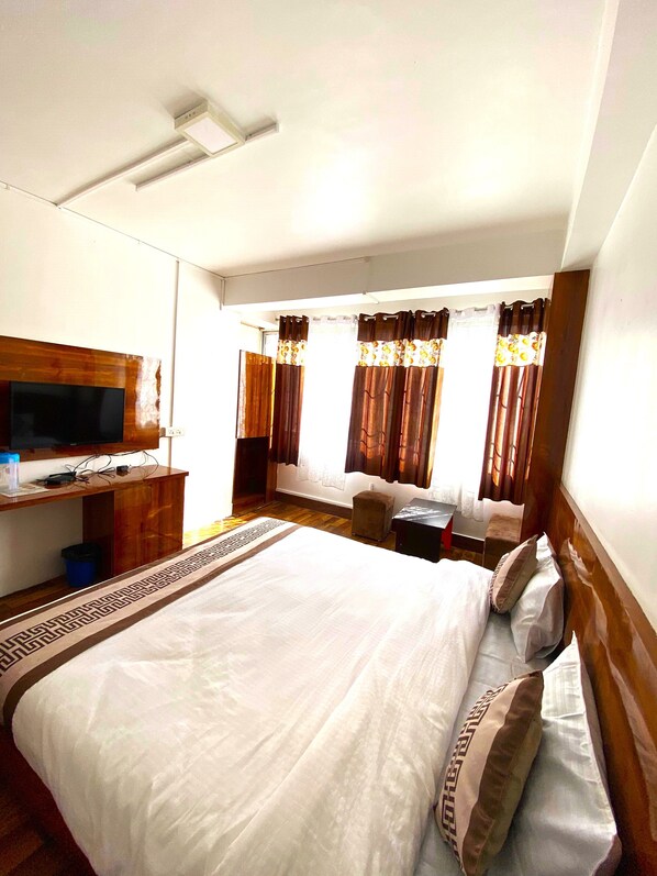 Deluxe Room, Mountain View | Desk, laptop workspace