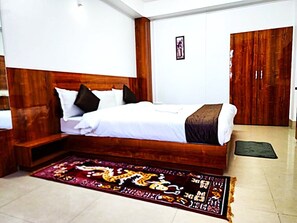 Habitación familiar, vista a la montaña | Escritorio y espacio para trabajar con laptop