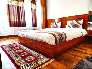 Habitación familiar, vista a la montaña | Escritorio y espacio para trabajar con laptop