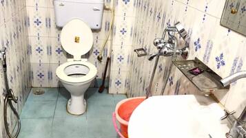 Deluxe Room | Bathroom | Shower, rainfall showerhead, soap, shampoo