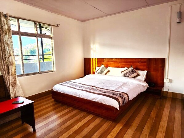 書桌、筆電工作空間、床單