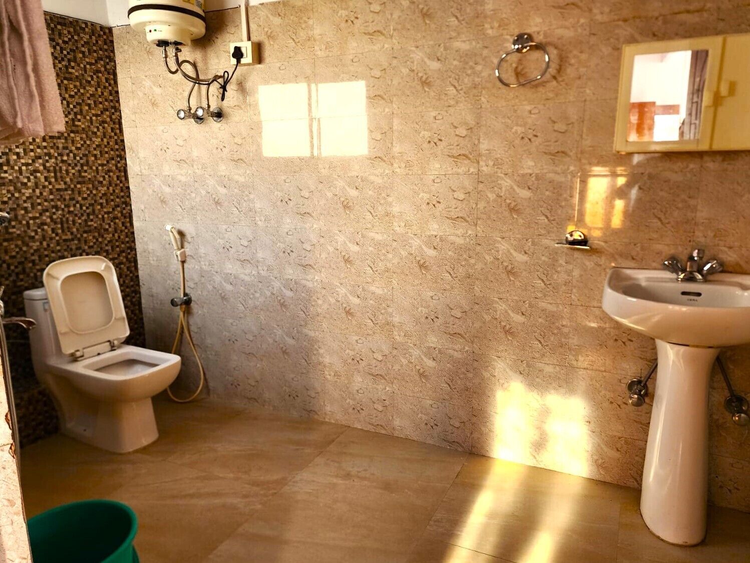Een badkamer met toilet, bidet, wastafel en douche.