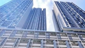 Un immeuble de grande hauteur, doté de nombreux étages, de grandes fenêtres et d’une architecture moderne.