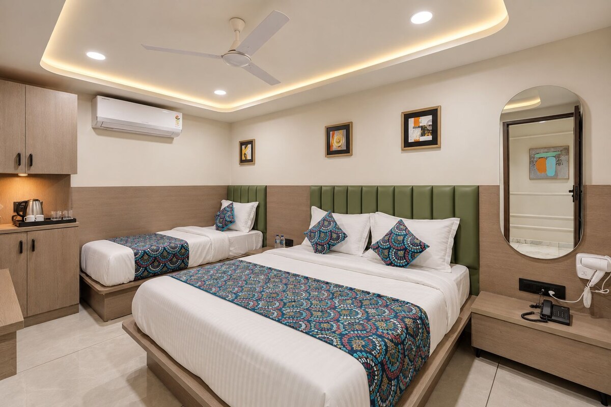 Comfort Triple Room | Desk, soundproofing, WiFi (free), bed sheets