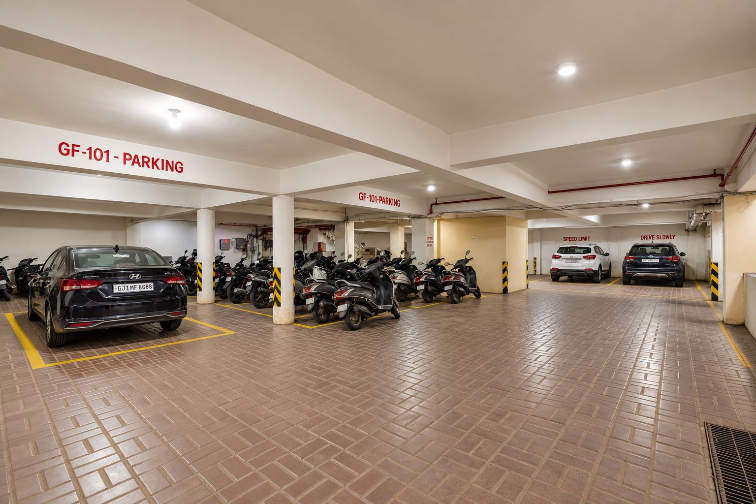 Un aparcamiento con varios niveles, indicado como 'GF-101 - ESTACIONAMIENTO'.