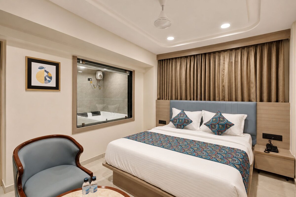 Luxury Suite | Desk, soundproofing, WiFi (free), bed sheets