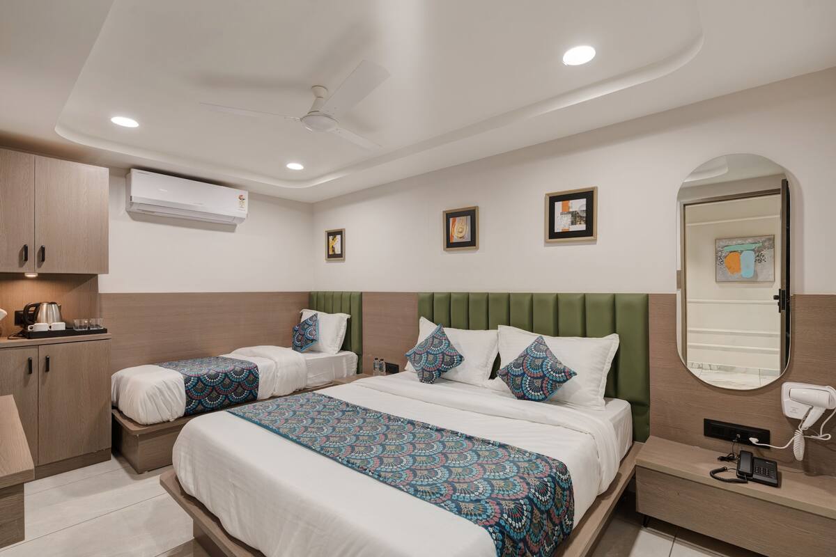 Desk, soundproofing, free WiFi, bed sheets