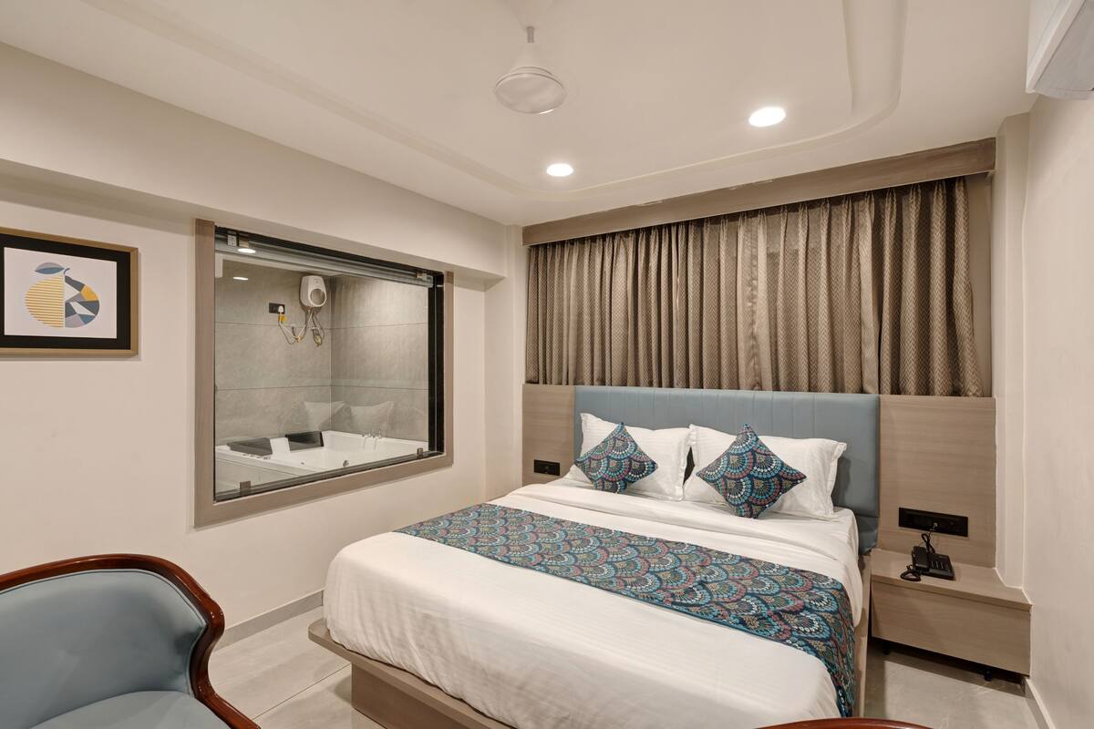 Desk, soundproofing, free WiFi, bed sheets