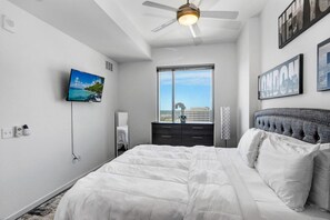 Tabla de planchar con plancha, wifi gratis y ropa de cama 