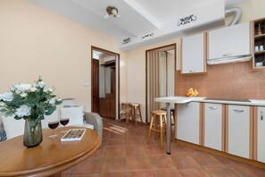 Frigorifero, microonde, piano cottura, bollitore elettrico