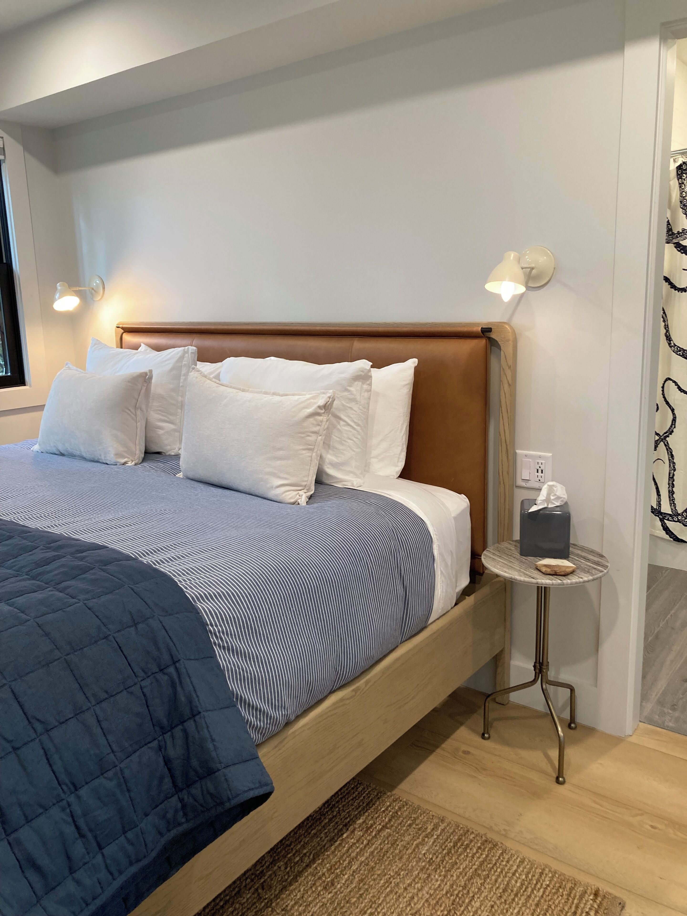 Een strijkplank/strijkijzer, internet, beddengoed