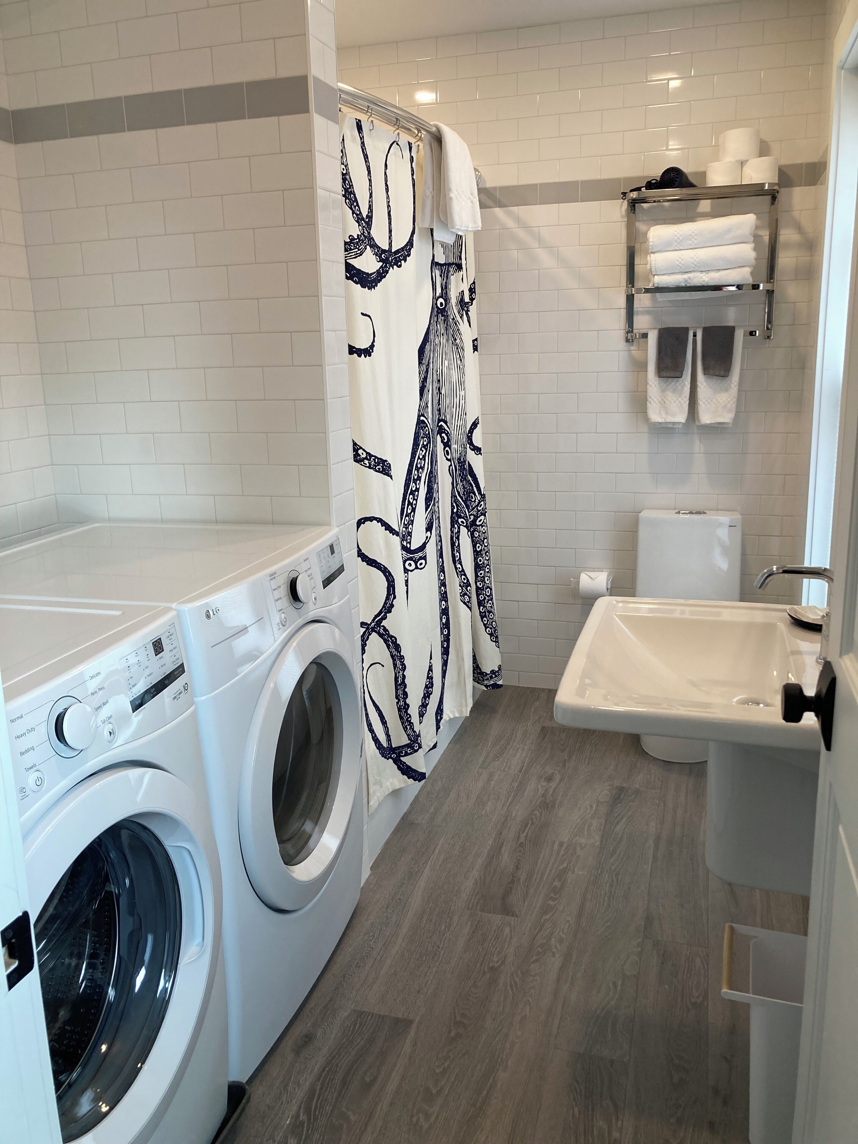 Een haardroger, handdoeken