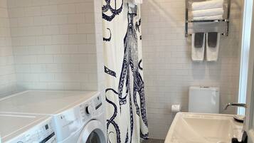 Een haardroger, handdoeken