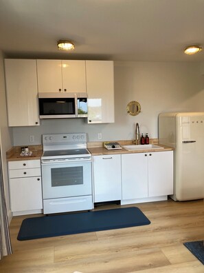 Fridge, microwave, oven, stovetop - Great Island Inn - 1BR King Apartment - Harbor View (New Castle)