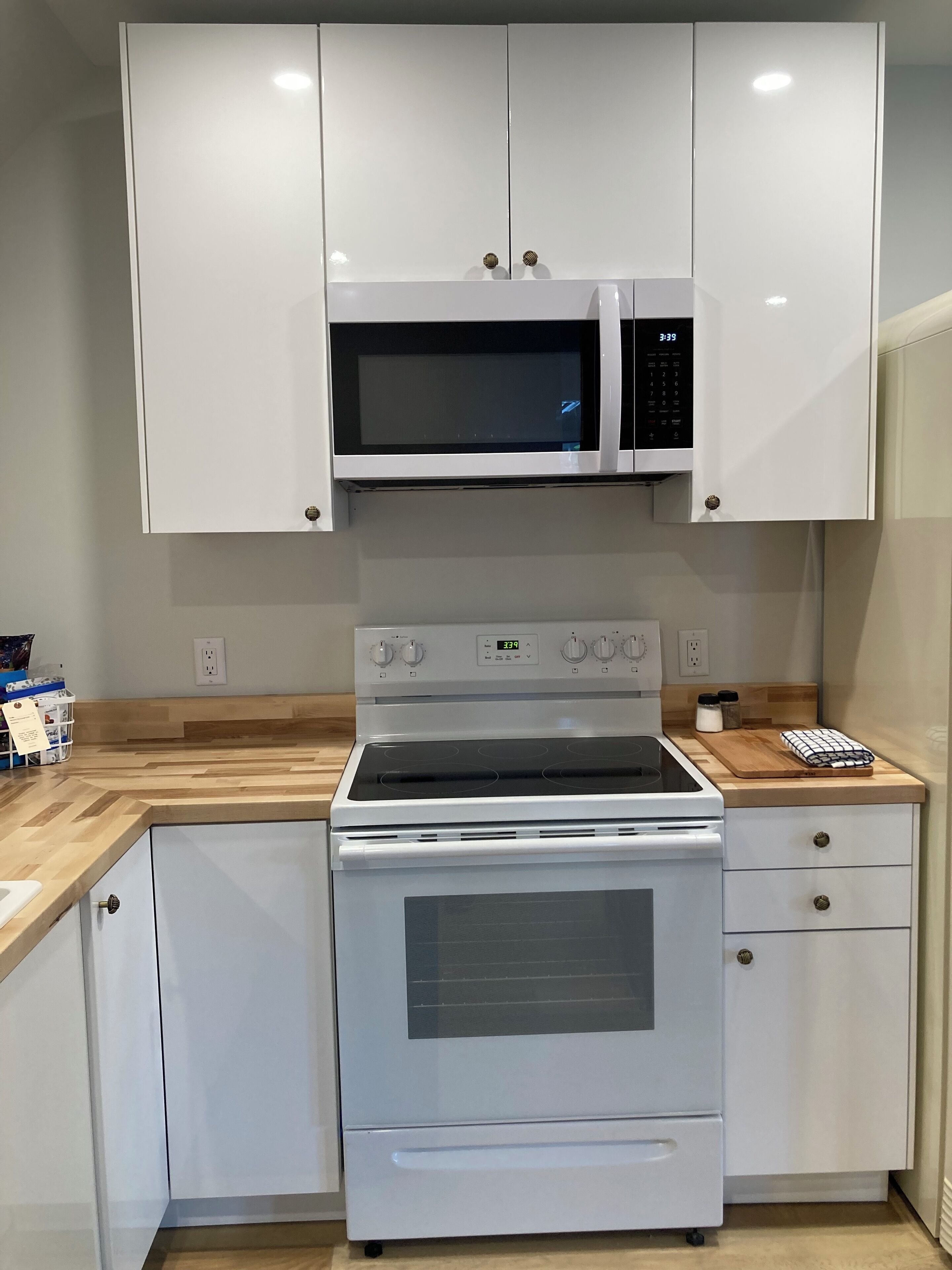 Jääkaappi, mikroaaltouuni, uuni, liesi