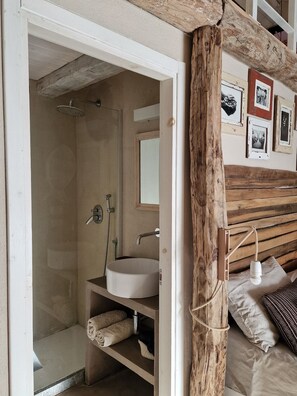 Een douche, een haardroger, handdoeken, zeep