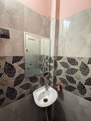 Deluxe Double Room, City View | Bathroom - Hotel Bharat (Varanasi)