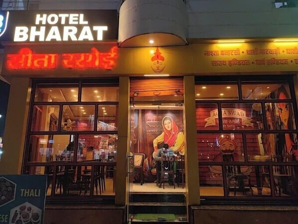 Restaurant - Hotel Bharat (Varanasi)
