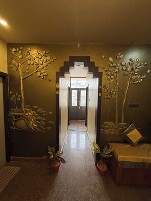 Lobby - Hotel Bharat (Varanasi)
