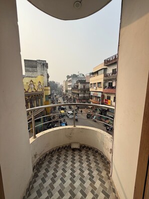 Deluxe Double Room, City View | Balcony - Hotel Bharat (Varanasi)
