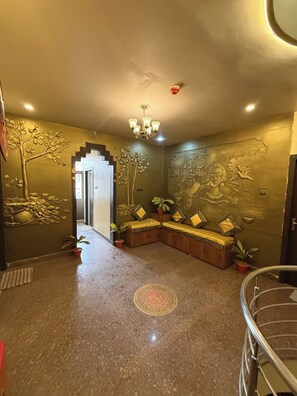 Lobby - Hotel Bharat (Varanasi)