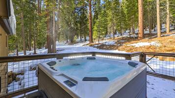 Bañera de hidromasaje al aire libre