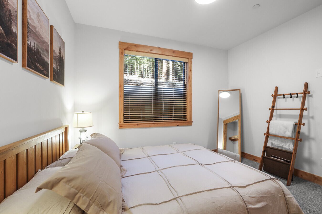 Een strijkplank/strijkijzer, wifi, beddengoed