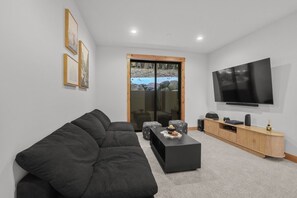 Smart-tv, eldstad, tv-spel och en stereo