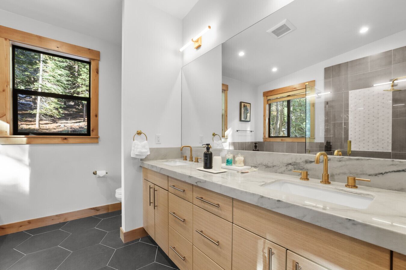 Een haardroger, handdoeken, zeep, toiletpapier