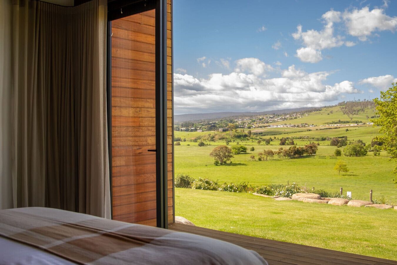 Tabla de planchar con plancha, wifi y ropa de cama 