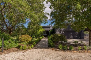 المنطقة المحيطة بالمنشأة