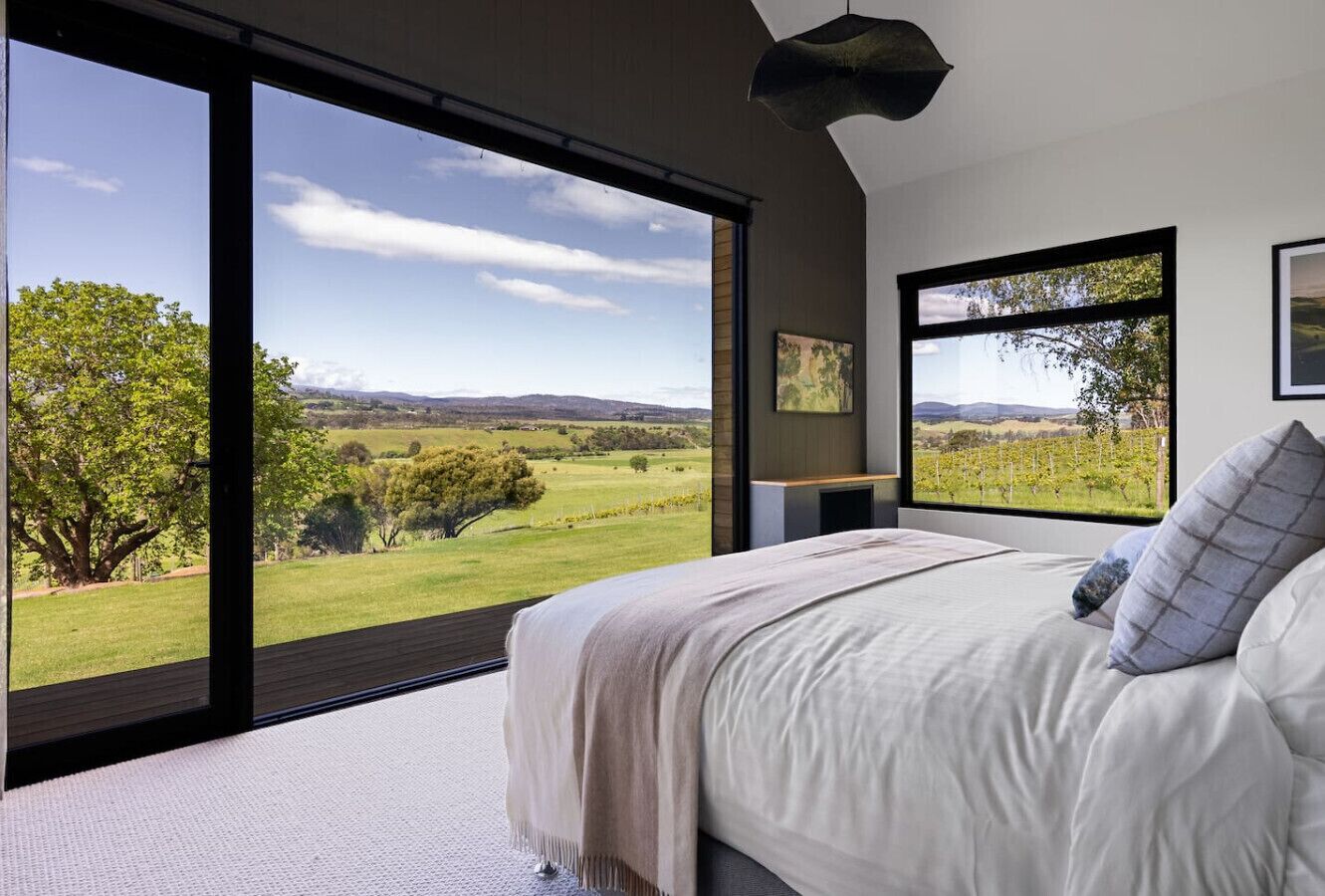 Tabla de planchar con plancha, wifi y ropa de cama 