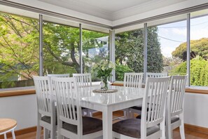 Dining - Bonnie Belle - Spacious Family Retreat Launceston (Norwood)