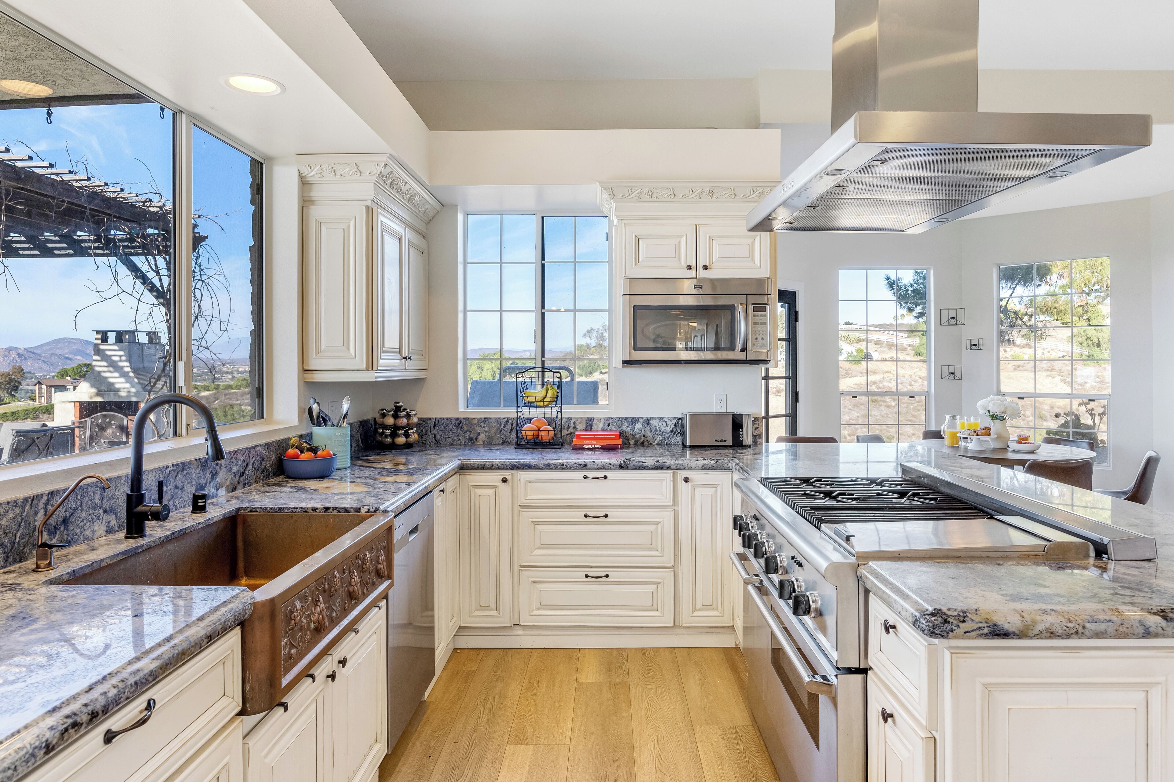 Kylskåp, ugn, spishäll och diskmaskin