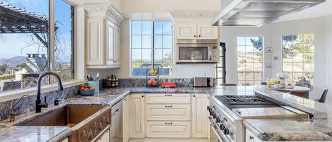 Refrigerador, horno, placa de cocina, lavavajillas