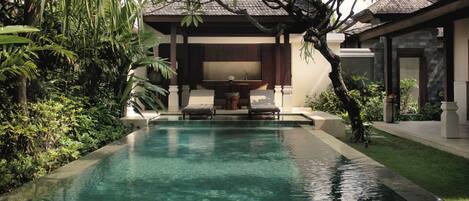 Vila superluxo, piscina particular, vista para a piscina | Ferros/tábuas de passar roupa, Wi-Fi de cortesia, roupa de cama