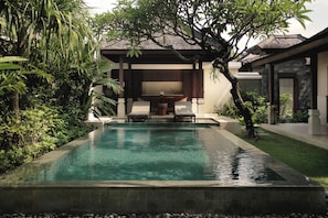 Vila superluxo, piscina particular, vista para a piscina | Ferros/tábuas de passar roupa, Wi-Fi de cortesia, roupa de cama
