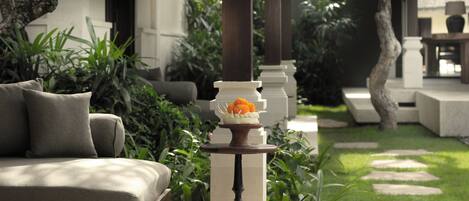 Villa de lujo, alberca privada, vista a la alberca | Cocineta privada | Refrigerador, microondas, parrilla de estufa y utensilios de cocina