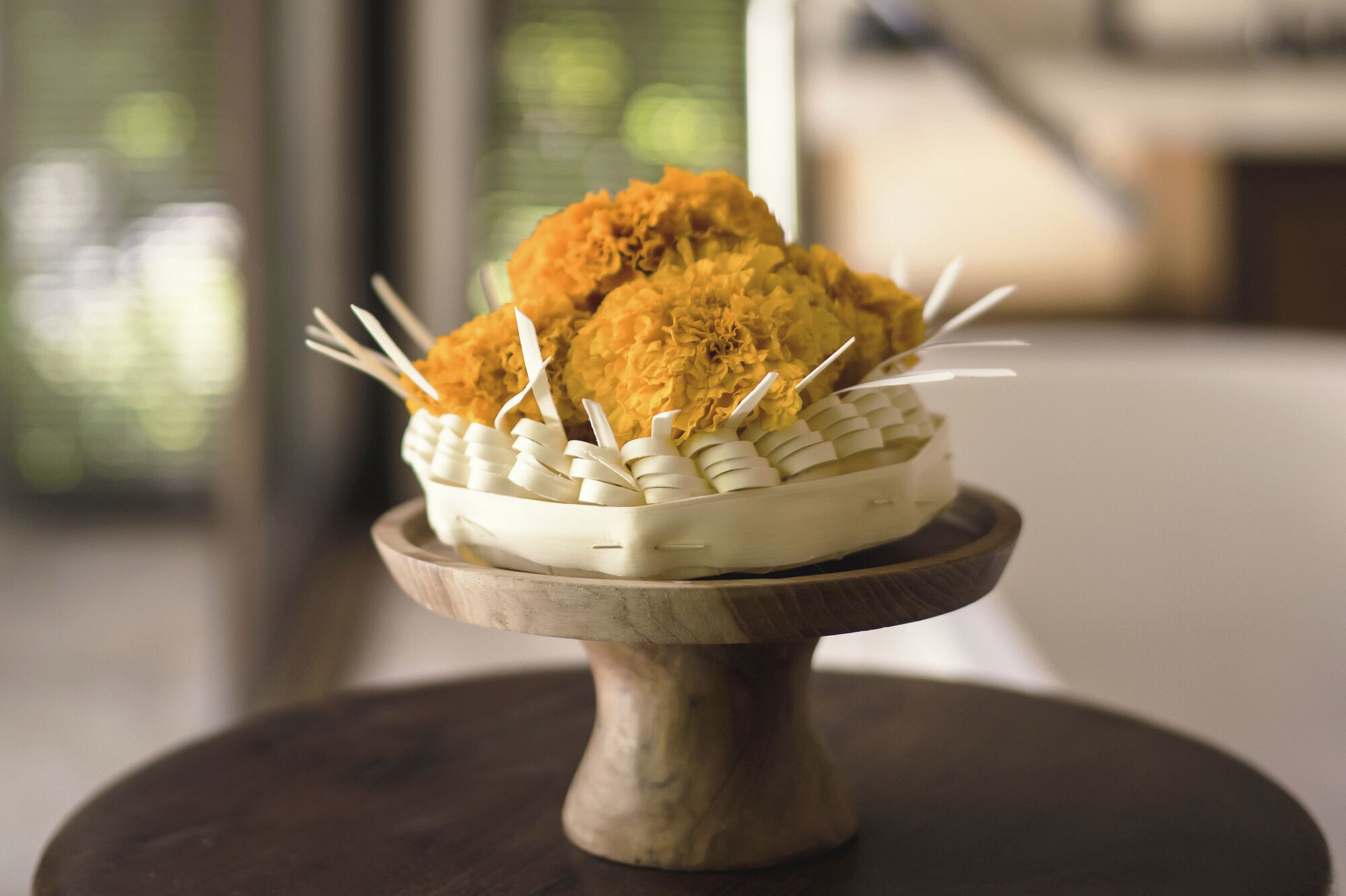 A bowl of fried food on a wooden stand.