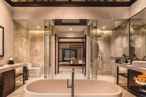 Vil·la de luxe, piscina privada, vistes a la piscina | Bany | Banyera i dutxa independents i articles de tocador gratuïts