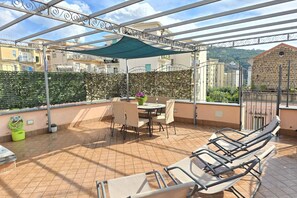 Outdoor dining - Star View — Central apt in Vico Equense with Private Patio & Modern Comfort (Vico Equense)