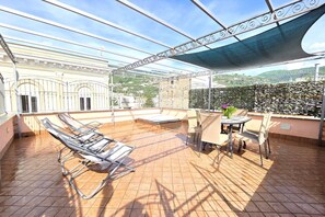 Outdoor dining - Star View — Central apt in Vico Equense with Private Patio & Modern Comfort (Vico Equense)