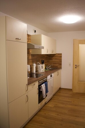 Frigorífico, microondas, horno y placa de cocina