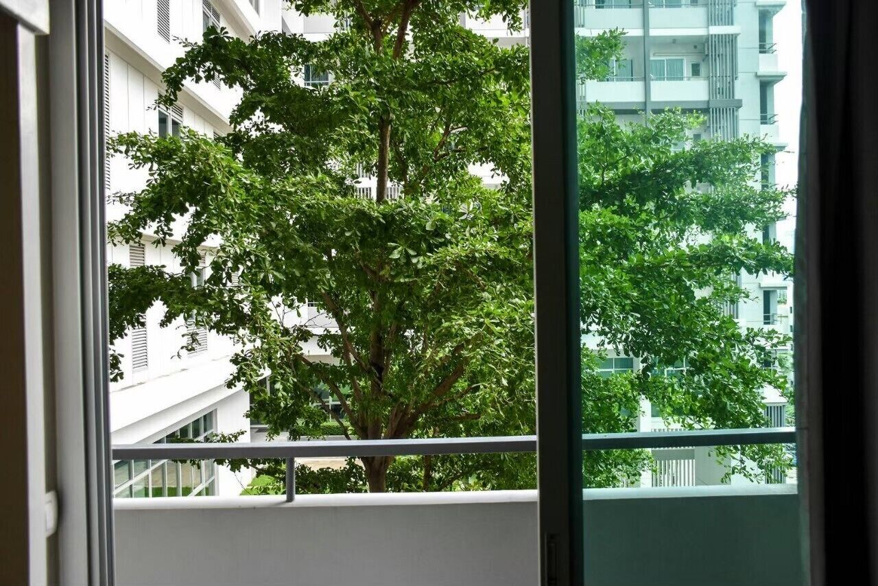 Blackout curtains, free WiFi, bed sheets